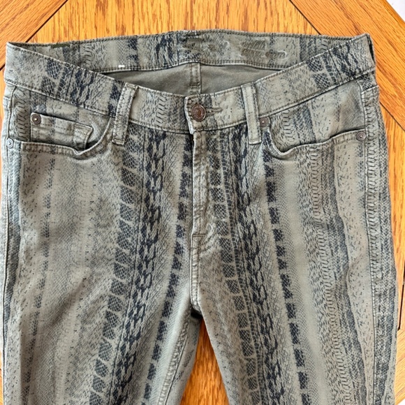 *7 FOR ALL MANKIND* Green Reptile Print Pants Size 29 - Picture 2 of 8